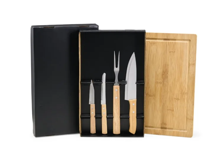 Kit churrasco com tábua de bambu, facas e garfo em caixa preta aberta